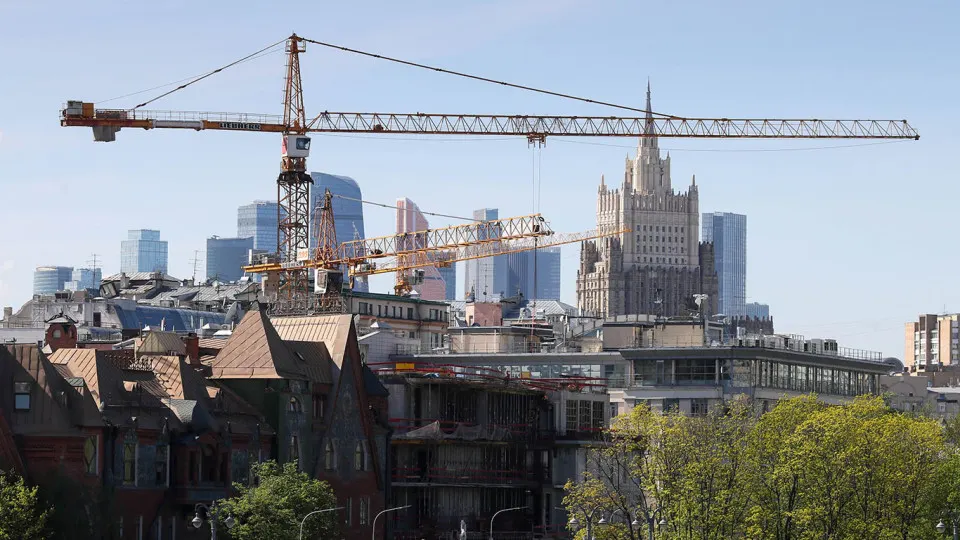 В I полугодии 2026 года рынок первичного жилья в границах «старой Москвы» сократился примерно на 30% — до около 982 тысяч кв. м. Эксперты связывают спад с высокими ипотечными ставками, ростом цен и исчерпанием льготного спроса.