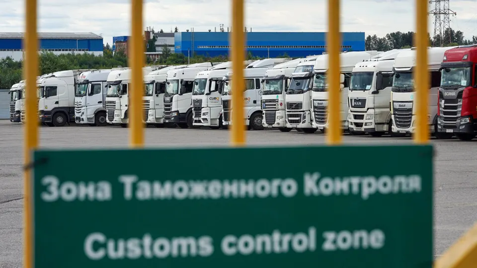 Правительство ввело переходный период по системе СПОТ: обязательный обеспечительный платёж (НДС и акцизы) временно не требуется. Упрощённый порядок ввоза из стран ЕАЭС продлён до 31 августа.