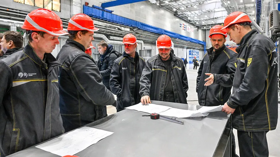 Опрос показывает, что переработки затрагивают более трети занятых: большинство работают дополнительно несколько часов в неделю, но лишь четверть получает полную компенсацию. Главные причины — дефицит кадров, особенности сферы и размывание границ рабочего времени.