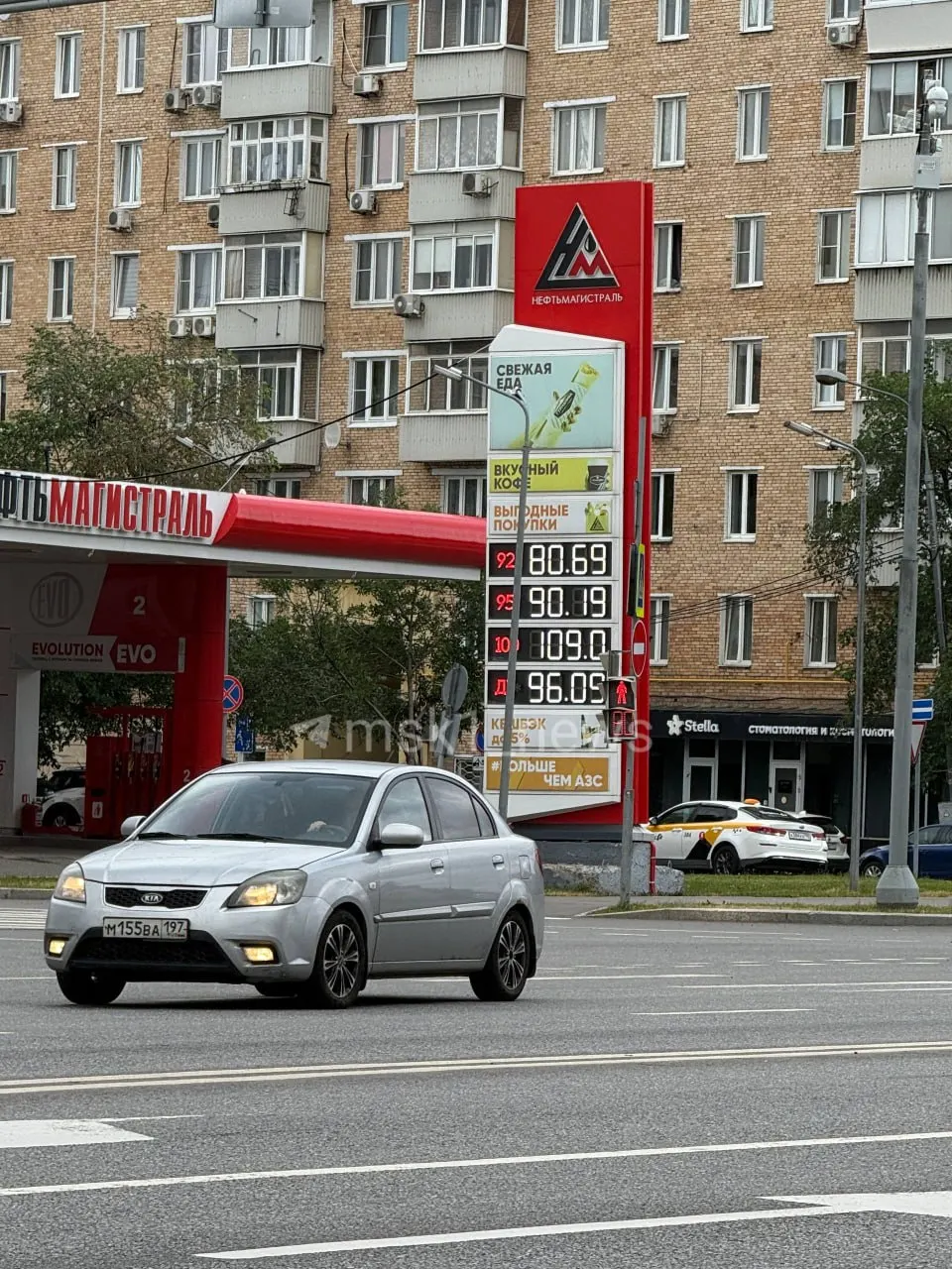 Региональная сеть АЗС подняла цены до 109 руб. за литр 100-го топлива; антимонопольная служба запросила данные о рентабельности и обоснование повышения.