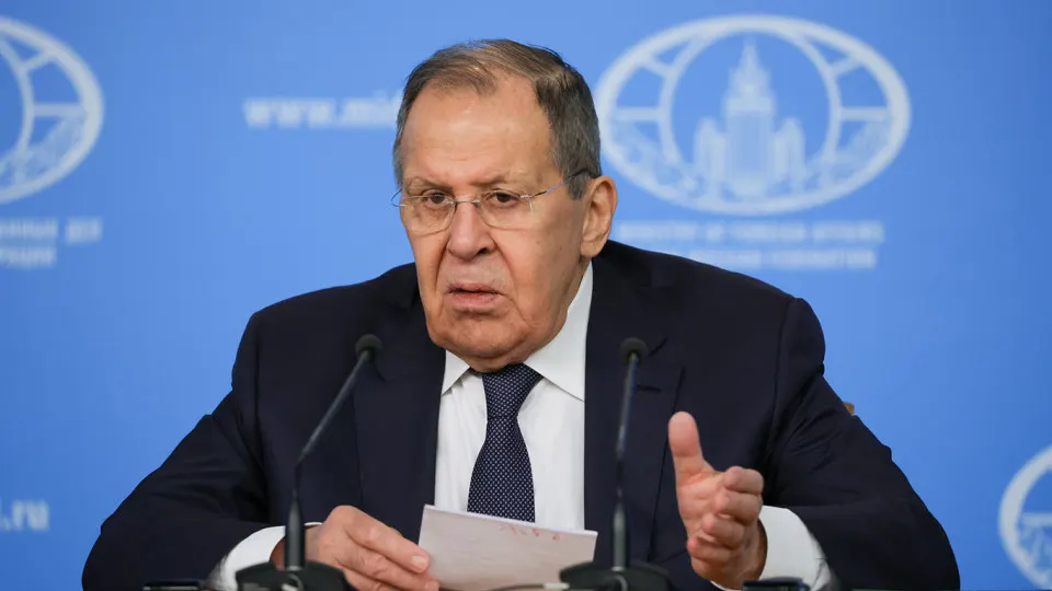 Глава МИД Сергей Лавров заявил, что европейские страны выдвинули России ультиматум: немедленное прекращение огня, старт переговоров и компенсации Украине. Он назвал подобные требования непродуктивными и предупредил о рисках эскалации конфликта вплоть до прямого столкновения с НАТО.