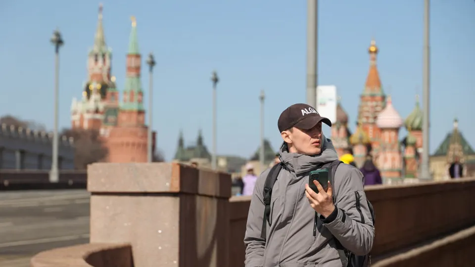 Операторы обязаны будут передавать IMEI абонентов в единую систему и блокировать SIM‑карты устройств из реестра; постановление может вступить в силу 1 марта 2027 года.