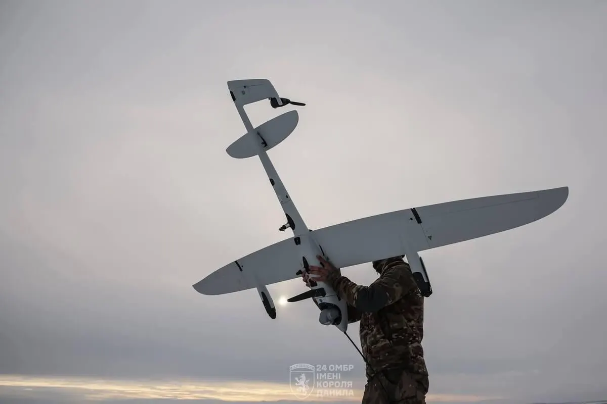 Разведка и военные усилили кампанию ударов дальнобойными беспилотниками: сотни запусков в ночь, поражение инфраструктуры и нефтяных объектов, а также наращивание дальности и точности БПЛА.