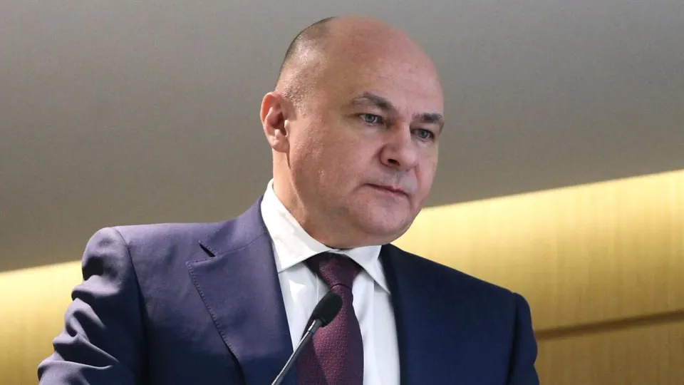 Стало известно, что первый заместитель министра обороны, курирующий финансовое обеспечение армии, и члены его семьи владеют объектами недвижимости и автомобилями премиум‑класса на сотни миллионов рублей.