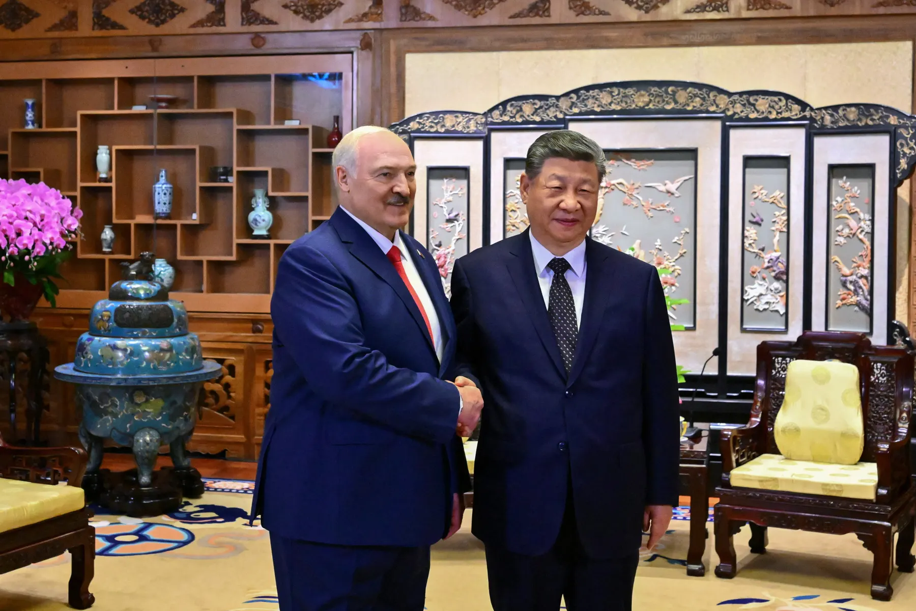 Лукашенко прибыл в Китай после закрытых переговоров с Владимиром Путиным в Подмосковье. В Пекине он провёл встречу с Си Цзиньпином — Пекин подтвердил поддержку Минска на фоне напряжённости, связанной с войной в Украине.