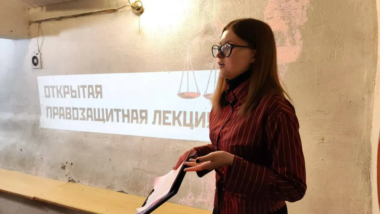 В Москве задержали троих активистов нацболов и доставили в ОВД «Сокольники». В Воронеже всех отпустили, кроме одного обвиняемого по статье 20.3 КоАП РФ.