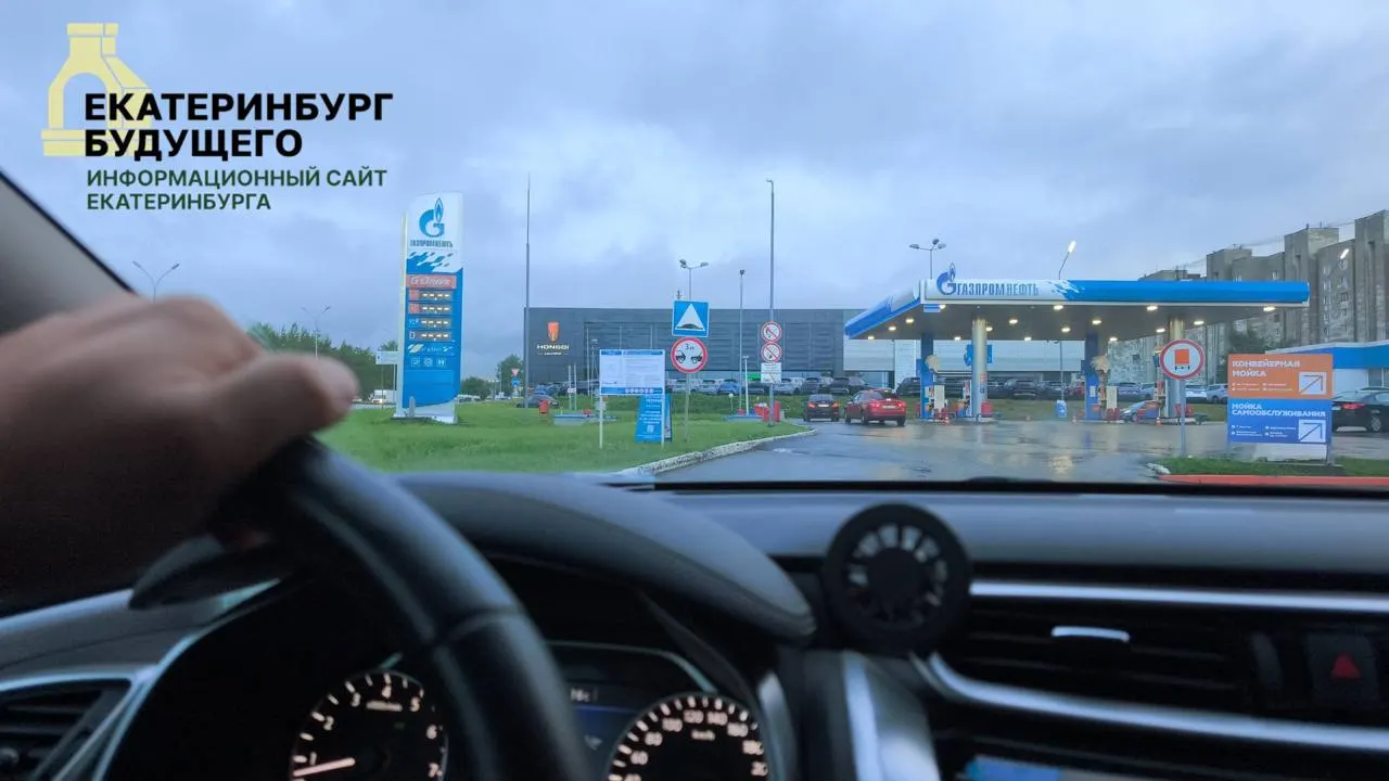 Средние цены на АИ‑92, АИ‑95 и дизель выросли; жители отмечают перебои с поставками и очереди на АЗС. Власти готовят меры для стабилизации рынка, экономисты предупреждают об опасностях административного сдерживания цен.