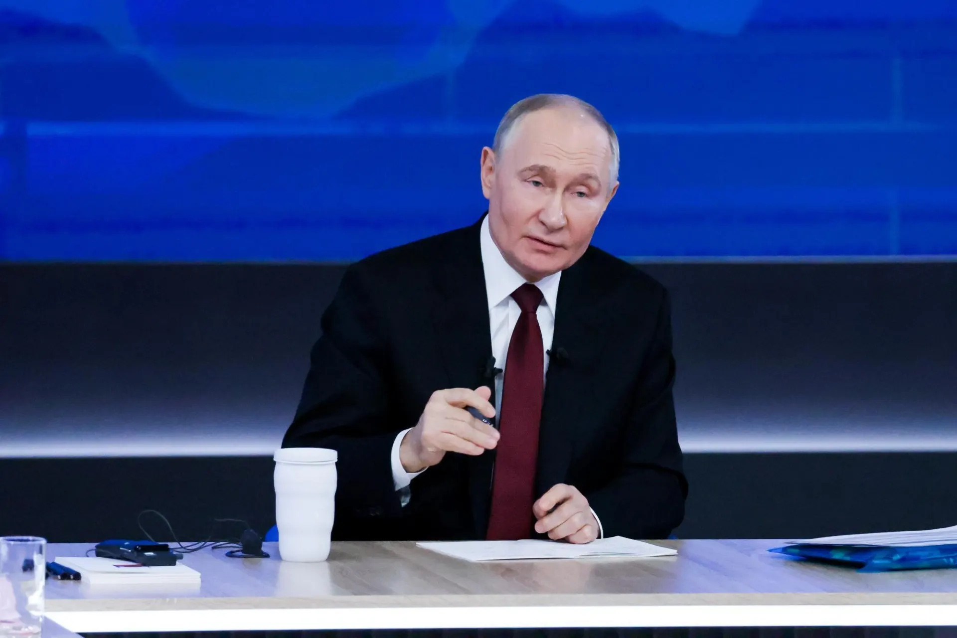 Президент заявил о планах нарастить кадровый потенциал и количество медицинских учреждений, подчеркнув необходимость повышать престиж медицинских профессий.