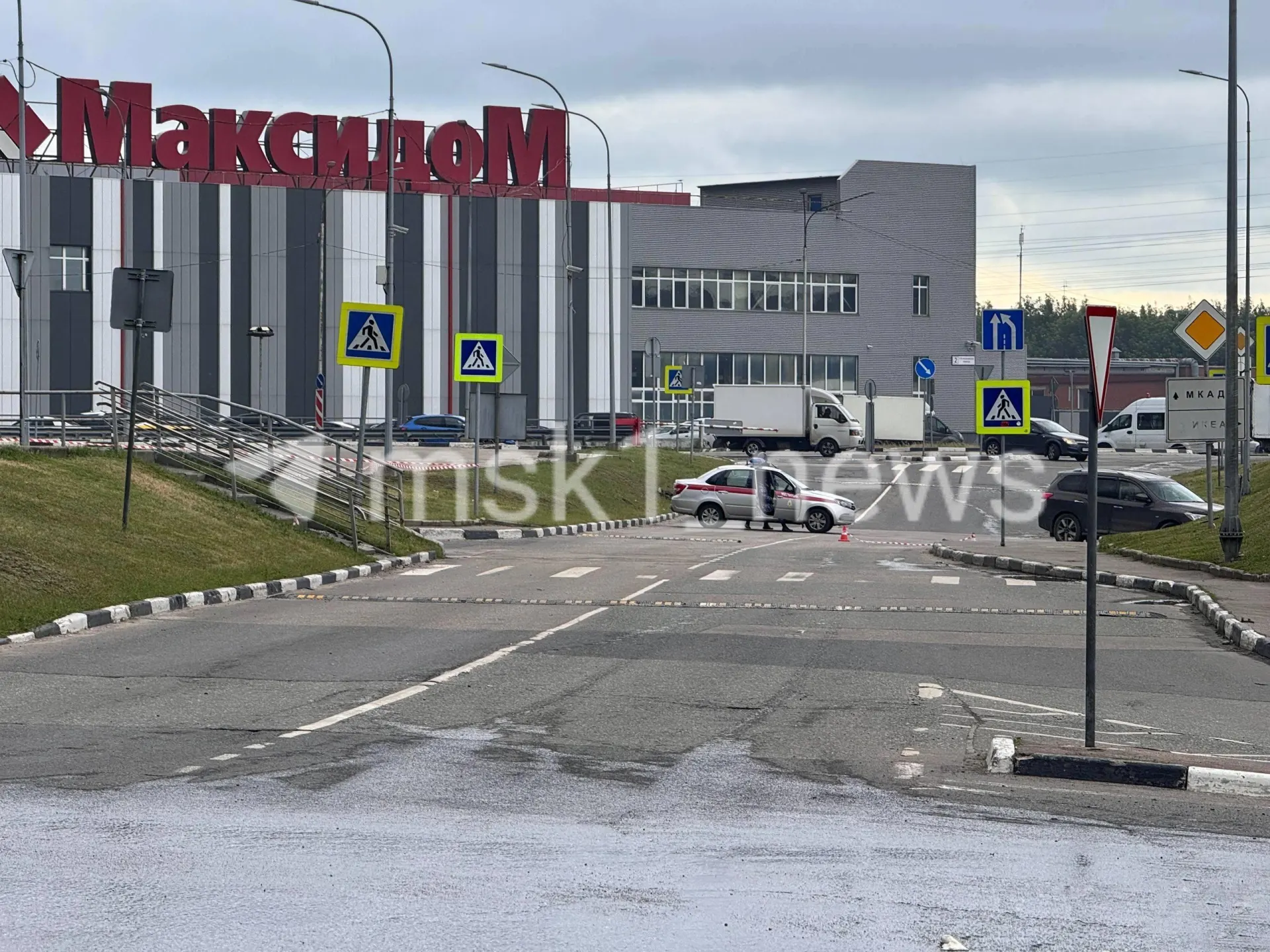 Движение у торгового центра серьёзно затруднено: закрыт съезд на «Садовод», люди отводятся от дыма с завода, на месте работают дорожные службы и полиция.