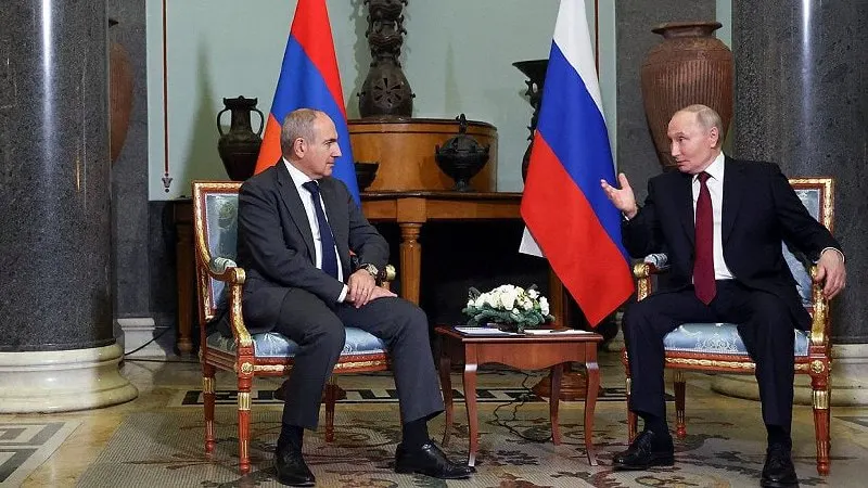 1 июня в телефонном разговоре российский лидер поздравил премьер‑министра Армении с днём рождения и обсудил результаты заседания Высшего евразийского экономического совета, прошедшего 29 мая в Астане.