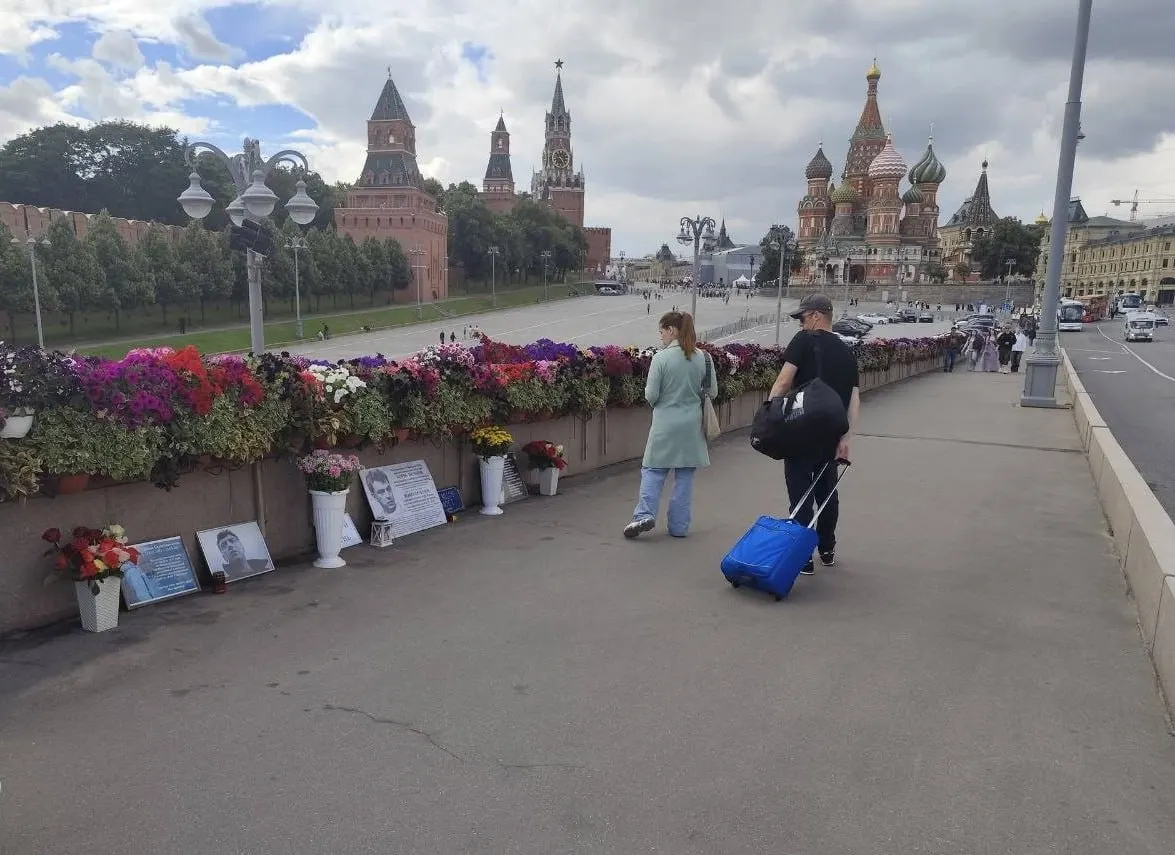 Двух дежурных, охранявших памятный знак на Немцовом мосту, задержали и доставили в ОВД «Китай‑город». Причину задержания полицейские не объяснили.