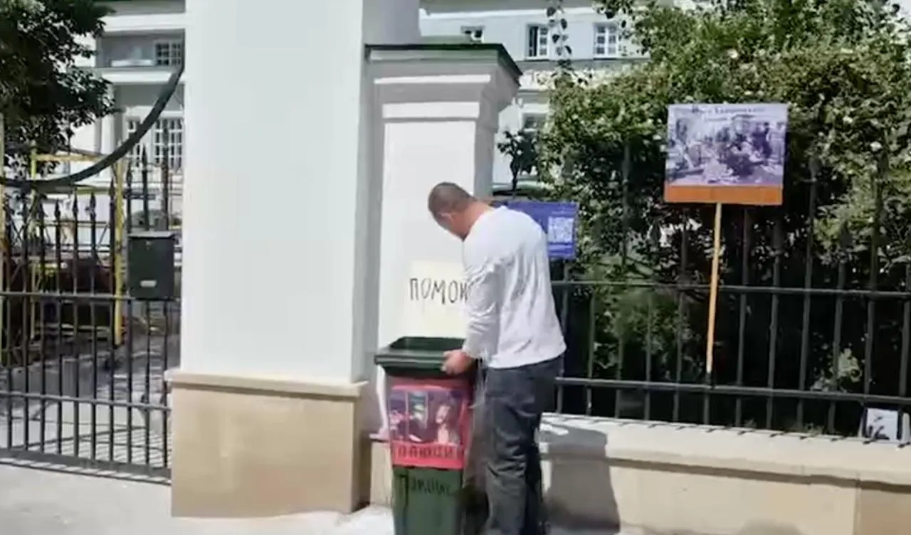 В Москве художник Роман Яковлев устроил акцию с требованием закрыть фотовыставку «Кадровый голод», заявив, что экспозиция порочит историю и неуместна в настоящее время.