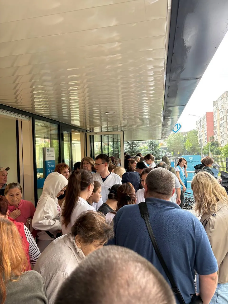 Пациентов и сотрудников вывели из поликлиники в Новокосино. Причина эвакуации пока неизвестна, подробности уточняются.