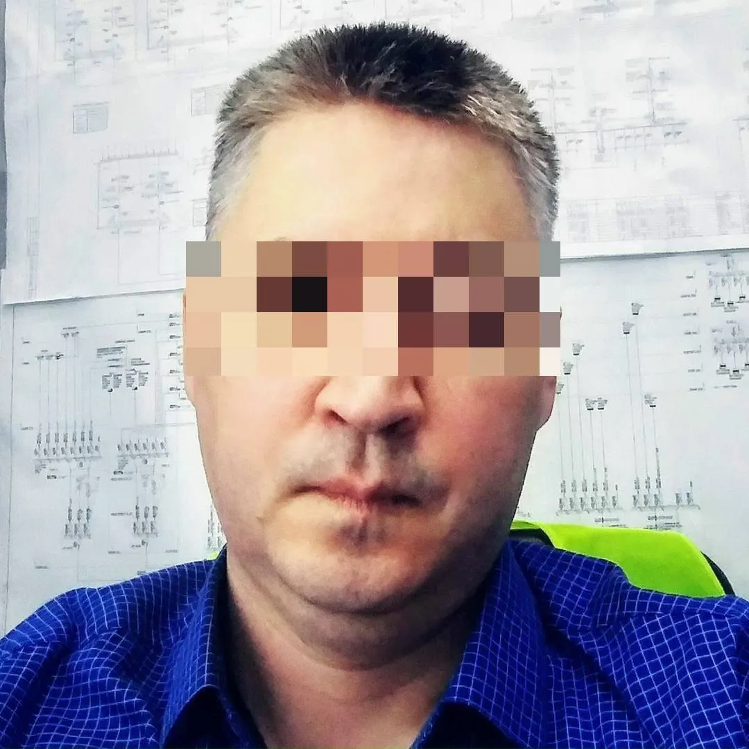 Мужчина перегородил путь, бросил предмет в машину и разбил стекло водительской двери; в результате делу присудили административный штраф.