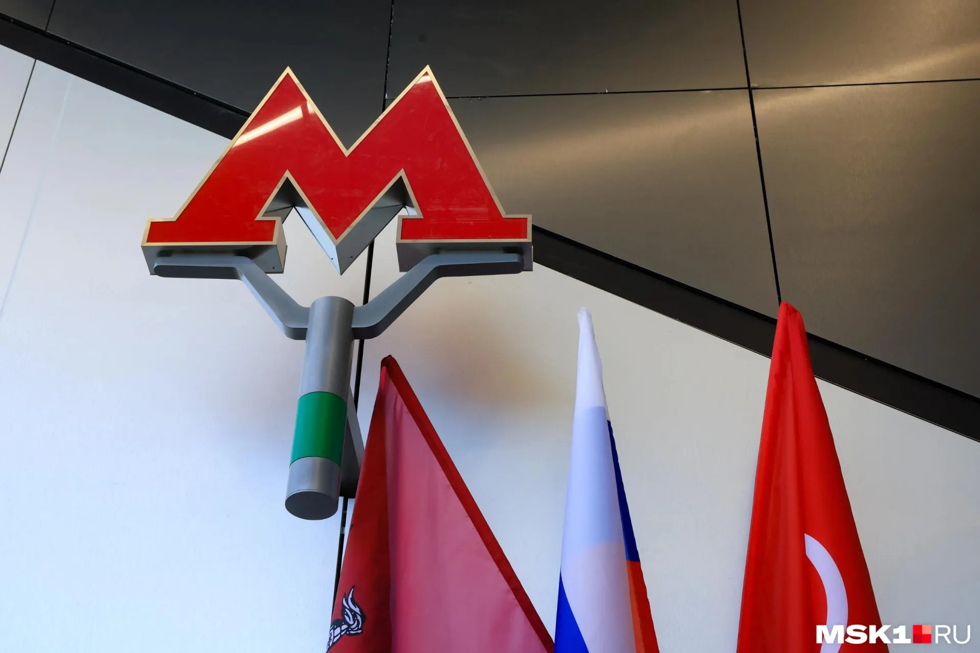 Суд первой инстанции удовлетворил иск московского метрополитена к предпринимателю из Приморского края, который продавал кружки с символикой метро; в деле фигурирует требование о компенсации почти 578 тысяч рублей.