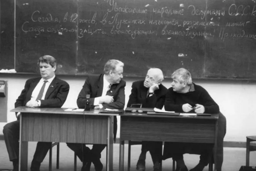 МДГ возникла после первых демократических выборов 1989 года, объединила сотни депутатов и стала отправной точкой для последующих демократических движений в России.