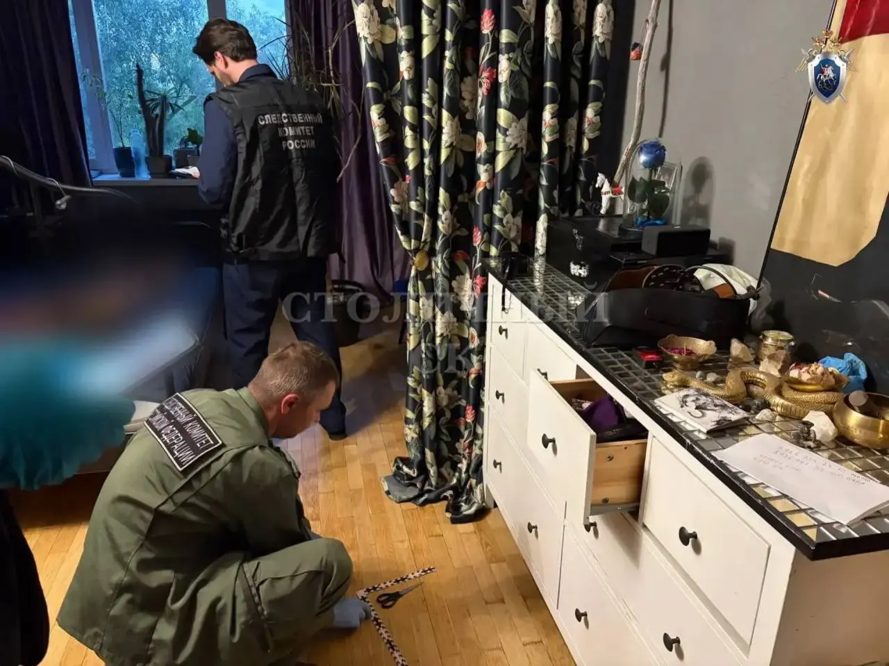 В одной из квартир на Алтайской улице 28‑летнюю женщину задушил её 22‑летний знакомый. Подозреваемый задержан, по факту возбуждено уголовное дело об убийстве.
