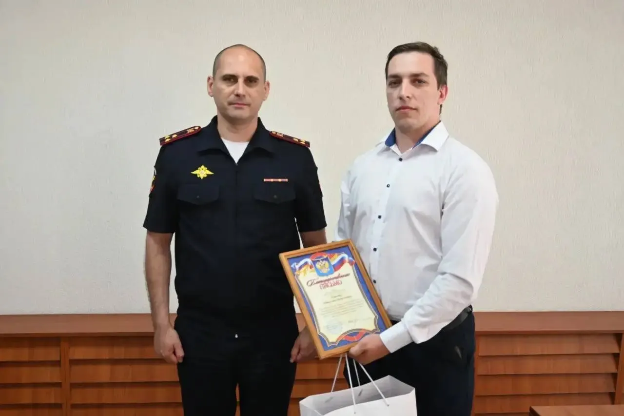 Водитель такси заметил, что пассажирку обманывают по телефону, отвёз её в полицию — передача денег сорвалась, за бдительность ему вручено благодарственное письмо.
