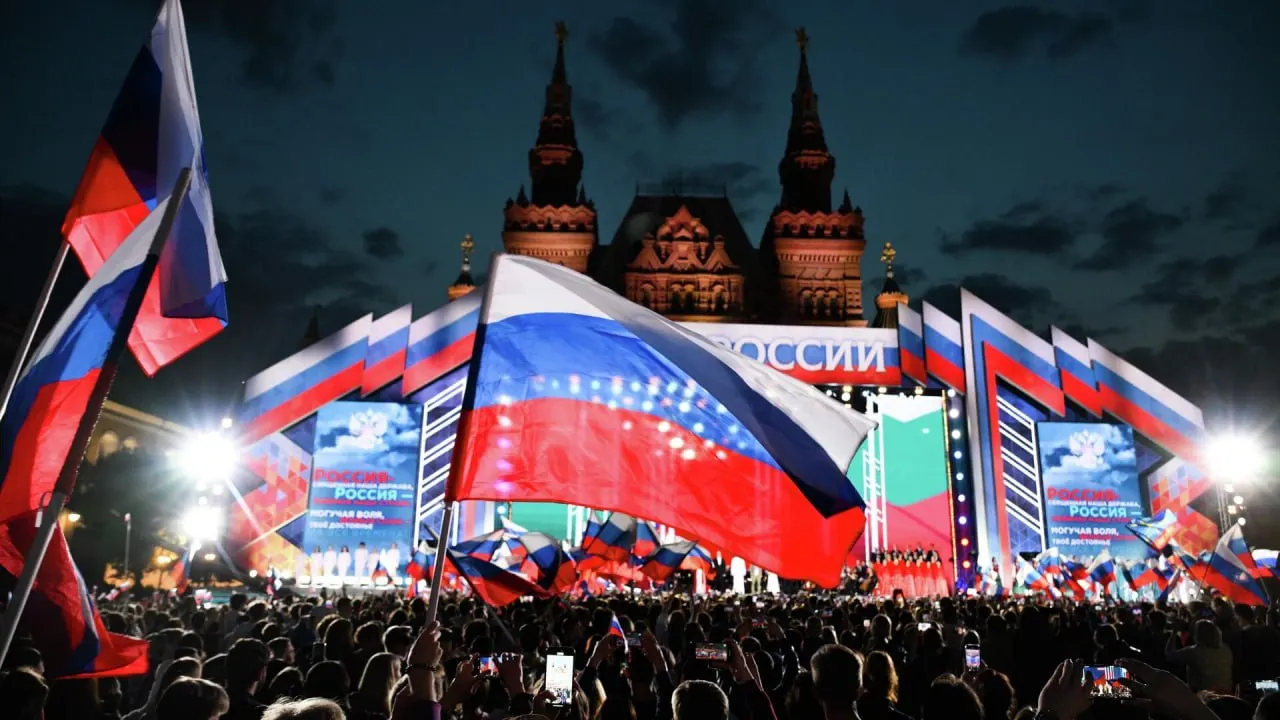 Традиционный концерт 12 июня переместили из открытого пространства в зал культурного центра на Преображенской площади. Программа сокращена — часть артистов не выступит.