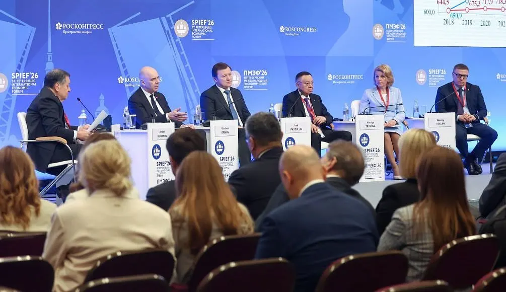 На форуме обсуждали, как развивать экономику регионов, эффективнее работать с инфраструктурными кредитами и списанием долгов, а также как сохранить финансовое равновесие между регионами и центром.
