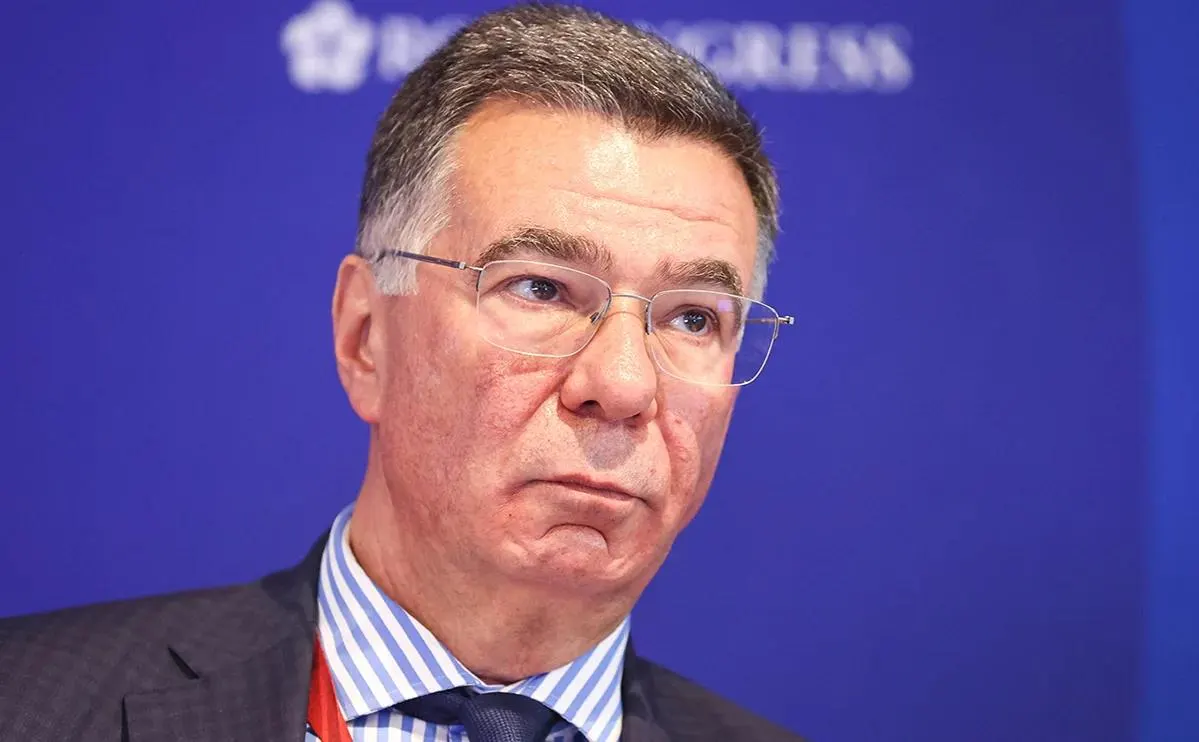 В ряде регионов ограничили отпуск бензина — от запрета продажи в канистры до норм в одни руки. Власти объясняют это ремонтом и проблемами в инфраструктуре.