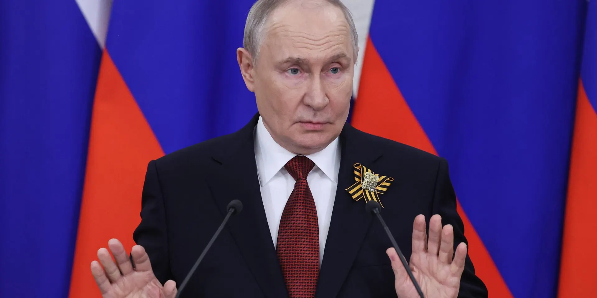 Высокопоставленные чиновники финансового блока заявили, что текущий уровень военных расходов несопоставим с возможностями бюджета. Президент распорядился искать сокращения в невоенных статьях расходов.