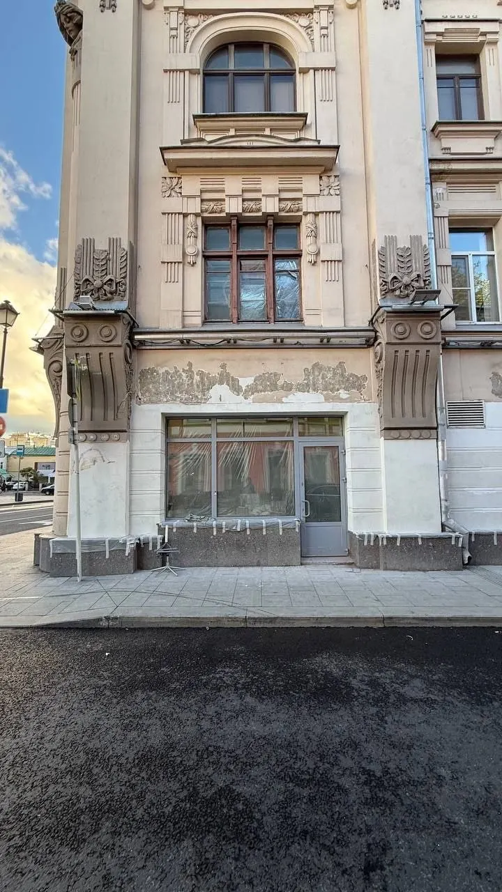 В доходном доме Рахманова на Покровке нашли старинную вывеску, предположительно связанную с обществом 1917 года. Реставрацию запланировали на 2027 год, сейчас росписи обследуют и консервируют на зиму.