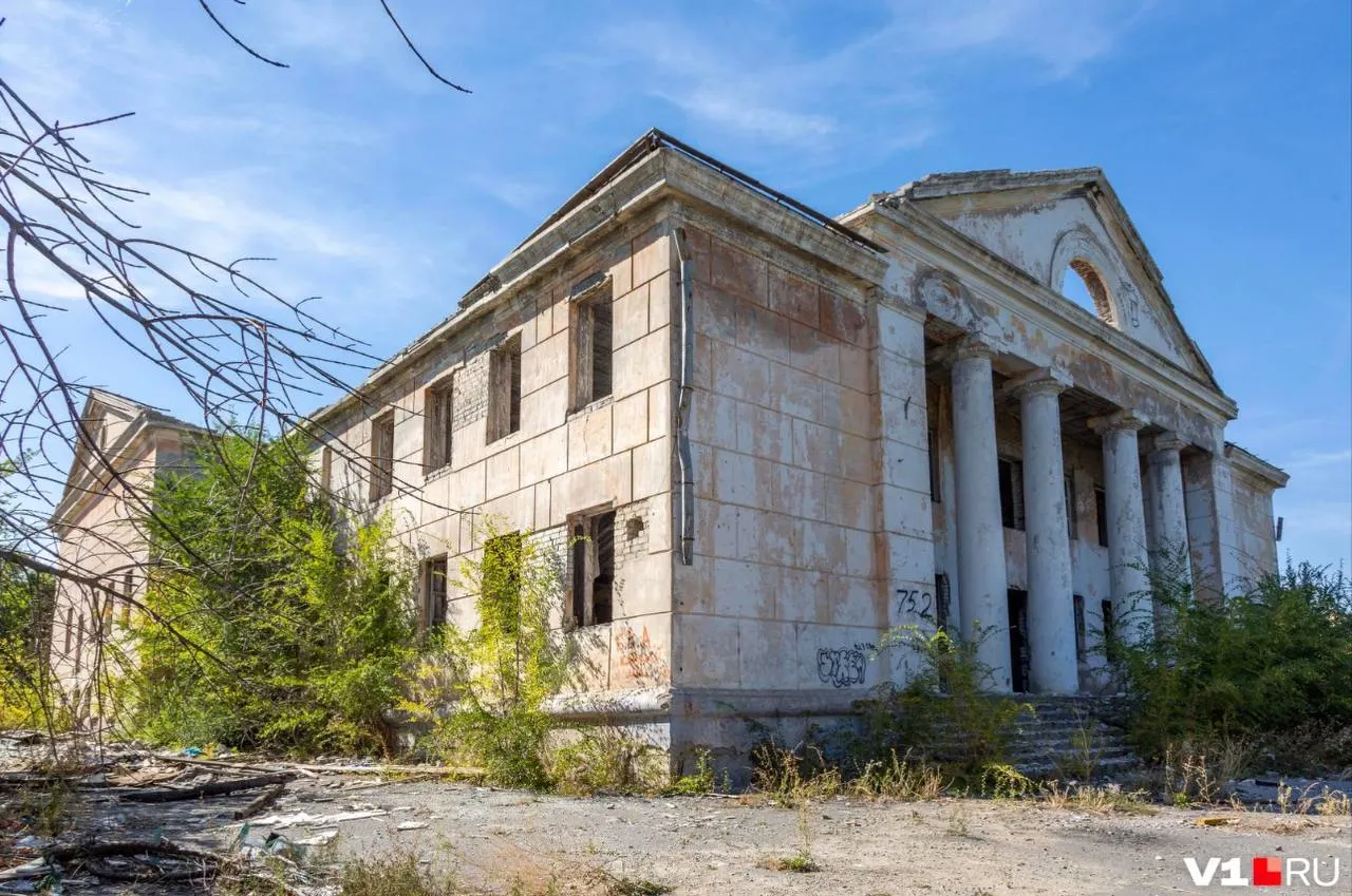 В Волгограде демонтировали ДК «Дружба» 1969 года постройки — объект признали экономически невыгодным для восстановления и продали застройщику.