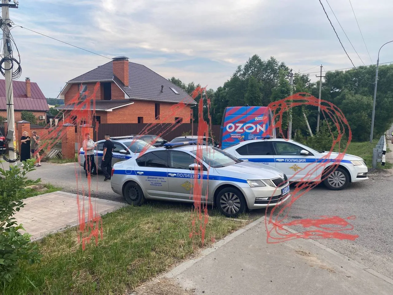 В поселке Щапово у дома бывшего министра госбезопасности «ДНР» произошёл сильный взрыв. Андрей Пинчук выжил, в доме выбиты окна и двери; проводится проверка.