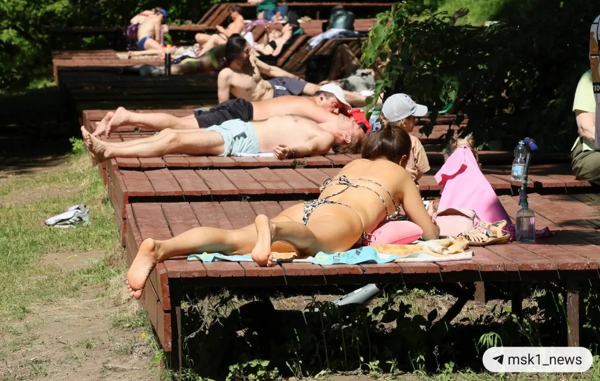 Синоптики прогнозируют до +28 °C с 6 по 14 июня. На фоне потепления москвичи уже стали посещать открытые бассейны, в том числе в парке Фили.