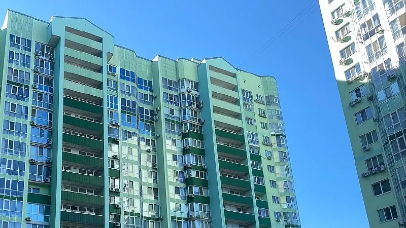Средняя цена квартиры в новостройках в Саратове упала на 0,8% — до 6,4 млн рублей; в целом по стране снижение составило 0,1% — до 8,3 млн.