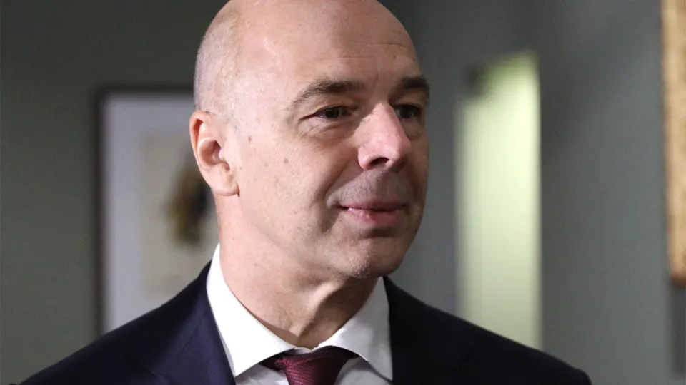 Минфин сообщил, что предприятия топливно-энергетического комплекса должны самостоятельно закупать средства защиты; государство формирует перечень необходимого оборудования. Атаки дронов уже сократили переработку и повышают цены на топливо.