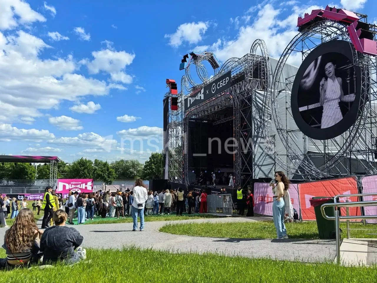В парке‑заповеднике Коломенское продолжается летний музыкальный фестиваль: на сцене выступают исполнители разных жанров — от рэпа до ретро‑рока.