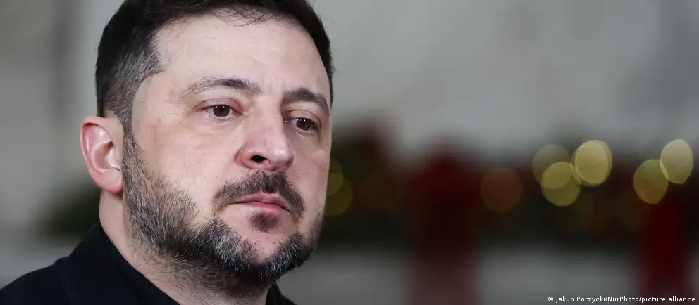 По словам президента Украины, атаки по ключевой инфраструктуре России являются справедливым ответом на удары по украинским городам; СБУ и Генштаб сообщают о масштабных пожарах и поражённых объектах на территории РФ.