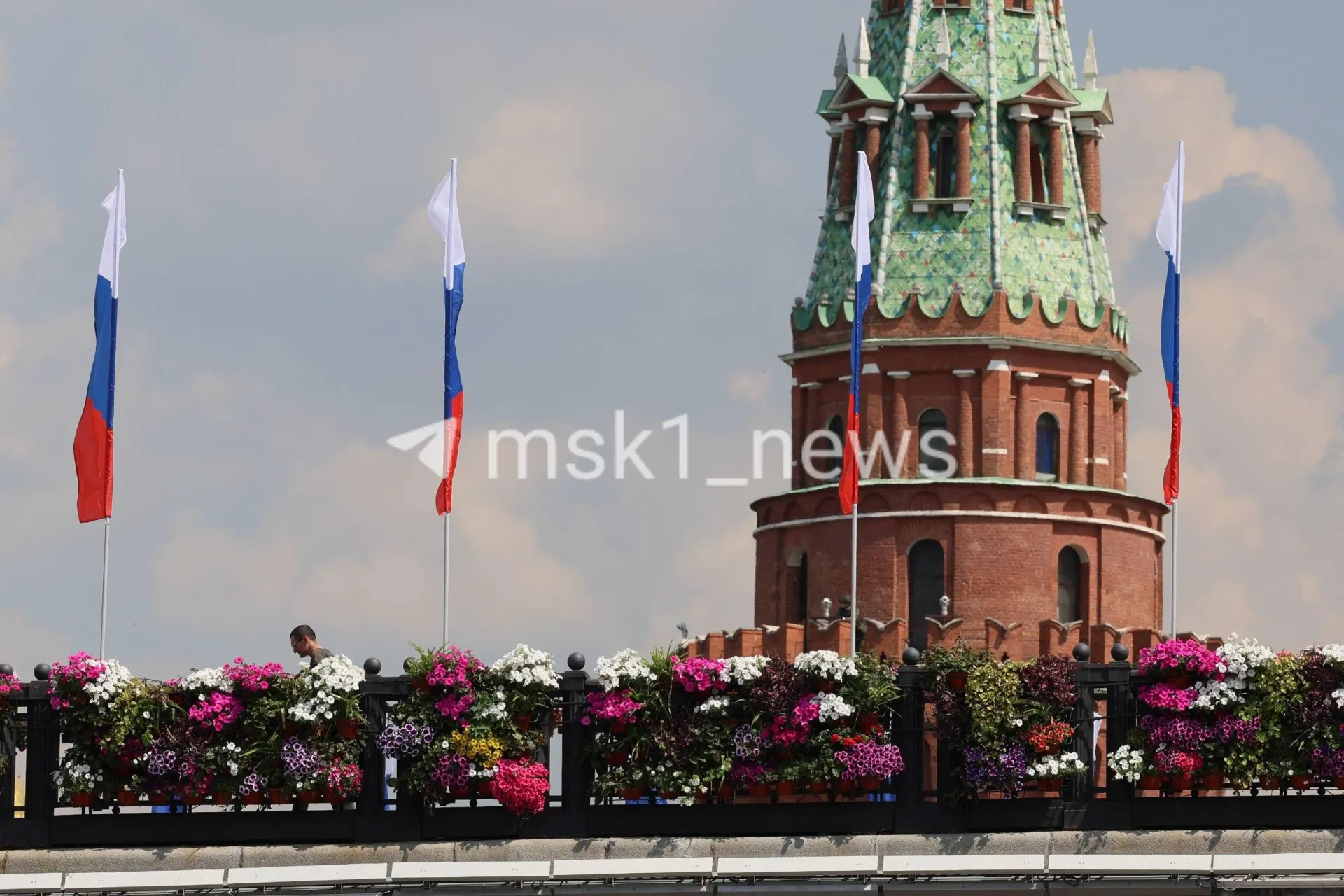 Сотни флагов и украшений появились на мостах, зданиях и медиафасадах столицы. Вечером включат подсветку в цветах российского триколора.