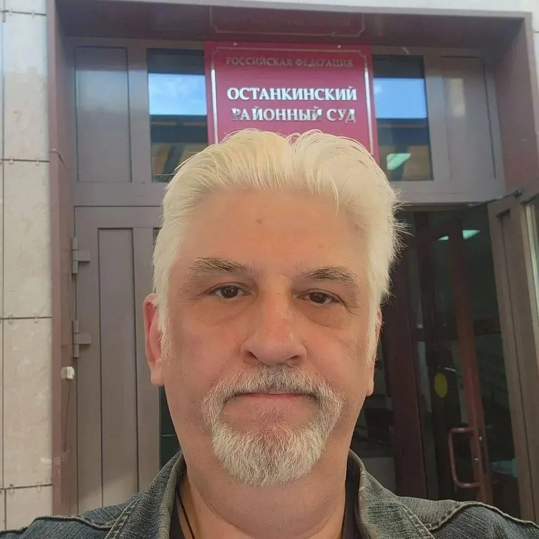 Оперный певец из Челябинска подал иск после высказывания «русских много», однако суд вернул заявление, посчитав, что права истца не были нарушены. Штраф не назначен, истец может подать иск повторно.
