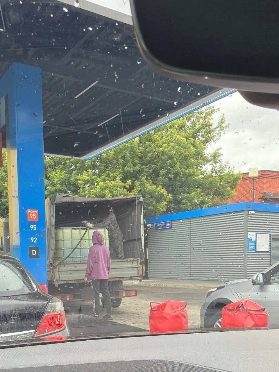 В соцсетях публикуют фото очередей на АЗС в районе Северное Измайлово — пользователи сообщают, что жители запасаются автотопливом.
