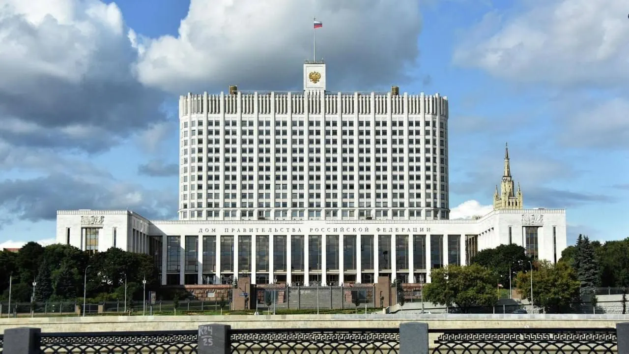 В Госдуму внесён проект о полной или частичной компенсации утильсбора семьям с тремя и более детьми, но в правительстве считают, что инициатива приведёт к дополнительным расходам бюджета без указанных источников финансирования.