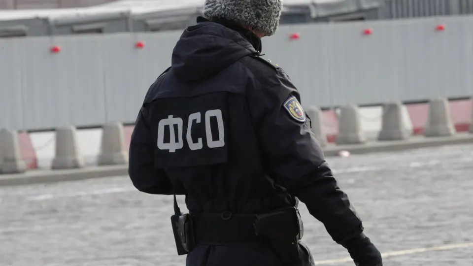 Проект указа, вступающий в силу 1 июля, предполагает рост предельной численности государственных гражданских служащих центрального аппарата Федеральной службы охраны с 785 до 812 человек. Одновременно служба усиливает охрану высших должностей и несколько военачальников.