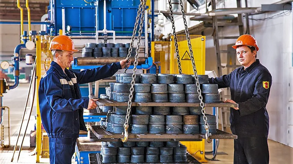 Лефортовский районный суд Москвы по требованию Генпрокуратуры наложил арест на основные активы Европейской подшипниковой корпорации (ЕПК) — включая заводы в Волжском, Саратове и Самаре. Ответчиками проходят бывший депутат Олег Савченко, его сын и ещё два предпринимателя.