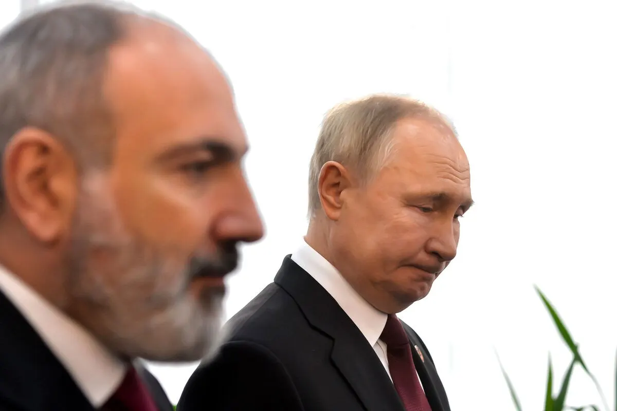 Президент направил премьер-министру Армении поздравление с пожеланиями здоровья и успехов. Заявление прозвучало на фоне недавних разногласий: обсуждения возможного сближения Армении с ЕС, требований провести референдум и введённых временных торговых ограничений.