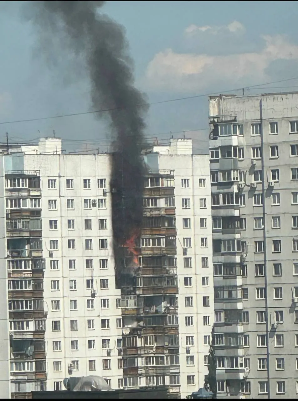 В районе Солнцево на улице Авиаторов загорелся многоквартирный дом — огонь охватил балконы с 12-го по 17-й этаж. Подробности происшествия уточняются.