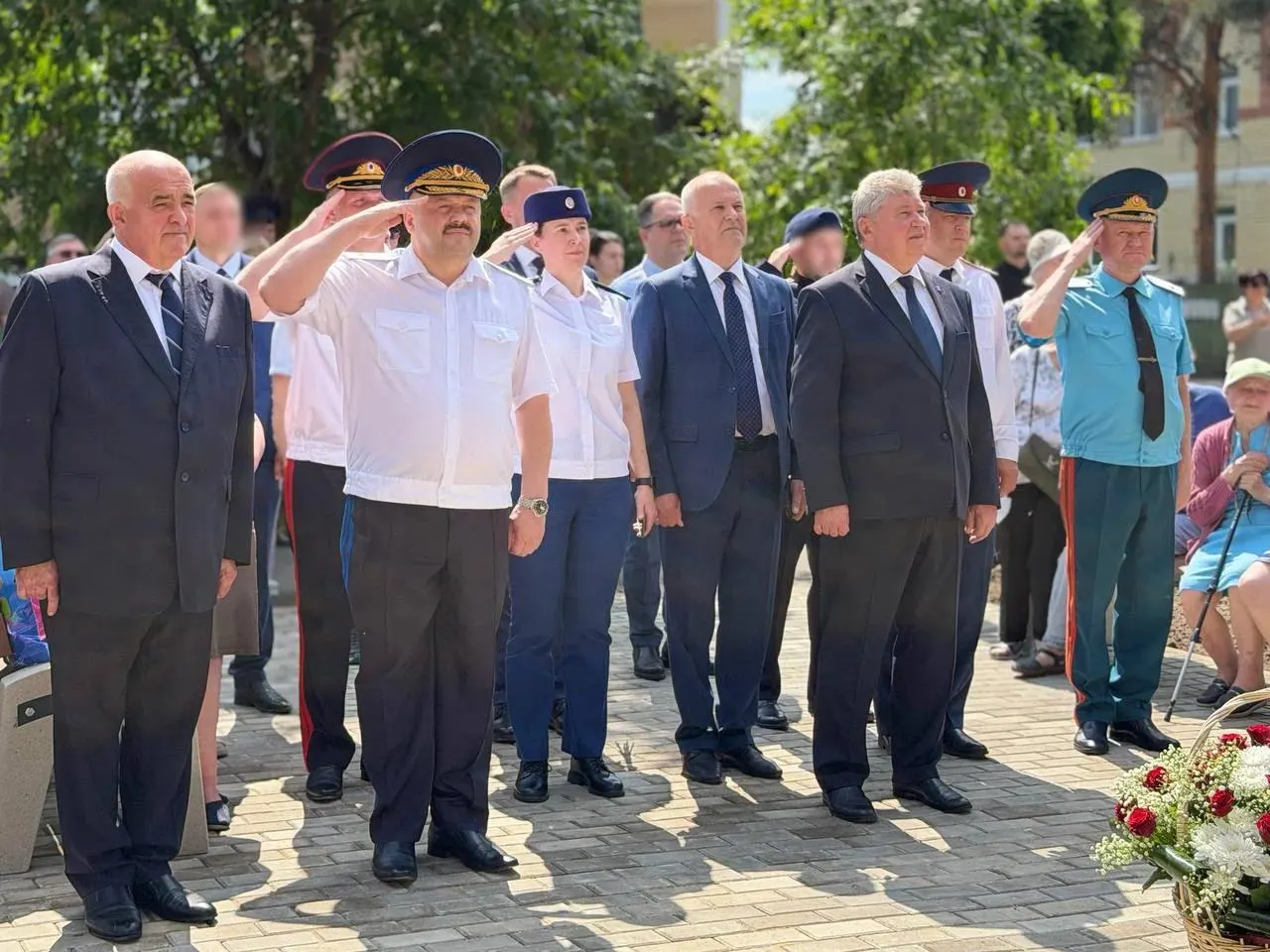 На месте бывшего пустыря в Костроме появился сквер, финансируемый ФСБ: установлены скамейки, памятный знак со щитом и мечом и таблички с историей органов безопасности.