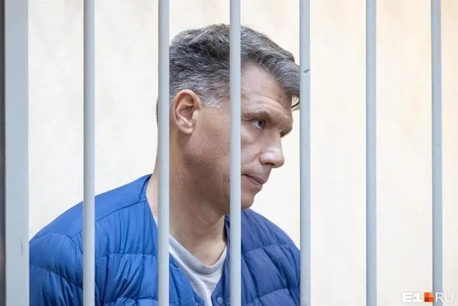 В суде Екатеринбурга началось разбирательство по делу об убийстве Виктора Терняка. Подсудимый, которого более 30 лет искали правоохранители, по версии следствия переехал в Москву и стал успешным бизнесменом.