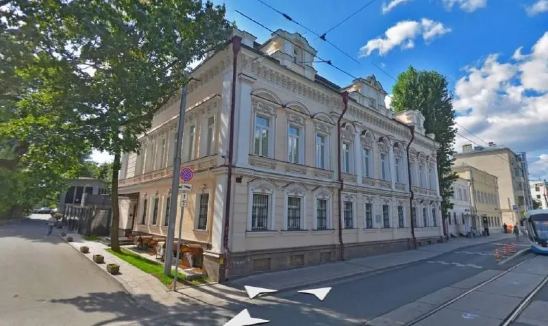 Трёхэтажный главный дом городской усадьбы на Новокузнецкой улице выставлен на продажу за 250 млн ₽. Здание XIX века с охранным статусом давно используется под коммерцию.