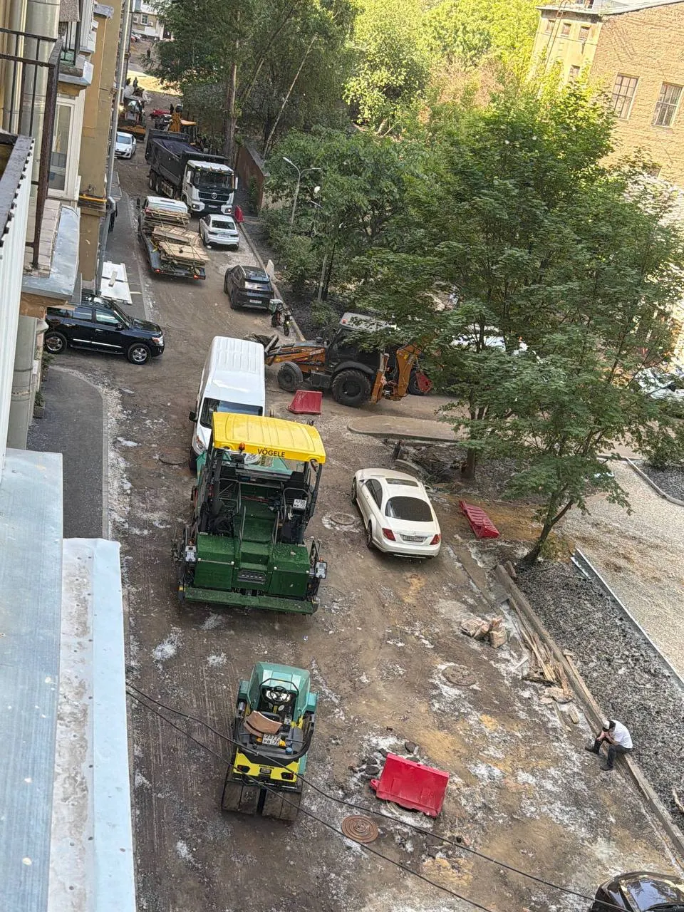 Во дворе на Большой Садовой жильцы заявляют, что при благоустройстве повредили общее имущество: убрали исторический фонтан, сократили детскую площадку и вырубили 8 деревьев. Люди требуют прокурорской проверки деятельности местного «Жилищника».