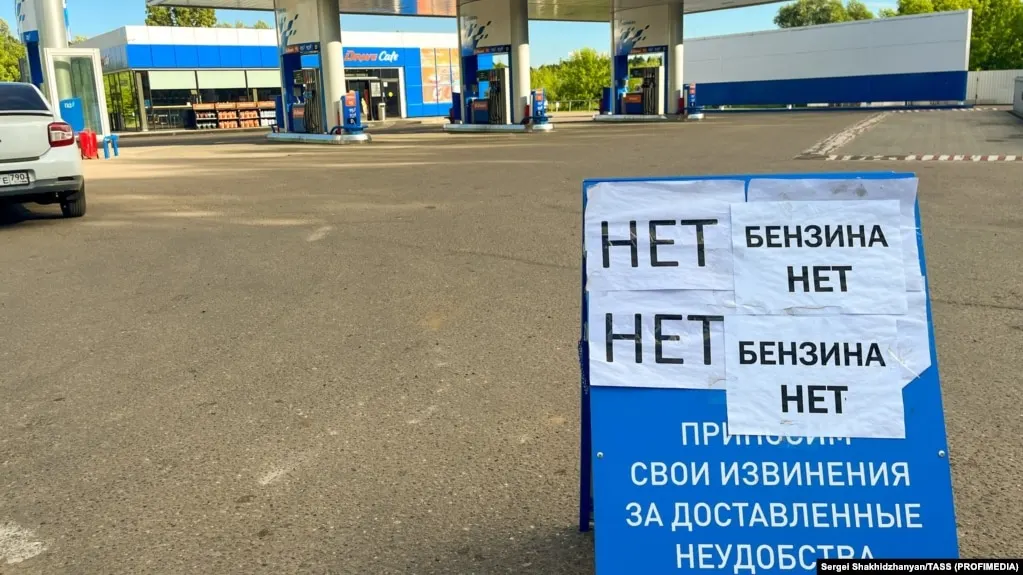 Несколько регионов объявили ограничение продажи бензина и дизеля — власти объясняют меры борьбой со спекуляциями на фоне перебоев в производстве и роста цен.