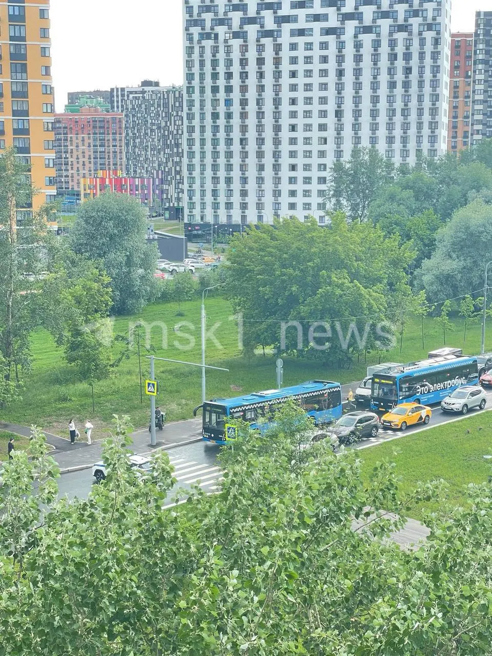В торговом центре «Небо» в Солнцево проходит эвакуация. Улицу Авиаторов перекрыли, на месте работают экстренные службы и полиция.