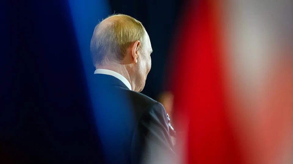 Организация перестала публиковать «открытый» рейтинг доверия к президенту — показатель в апреле опустился до 29,5%. Одобрение деятельности остаётся выше (около 66%), однако эксперты отмечают рост тревожности и сочетание экономических и политических проблем.