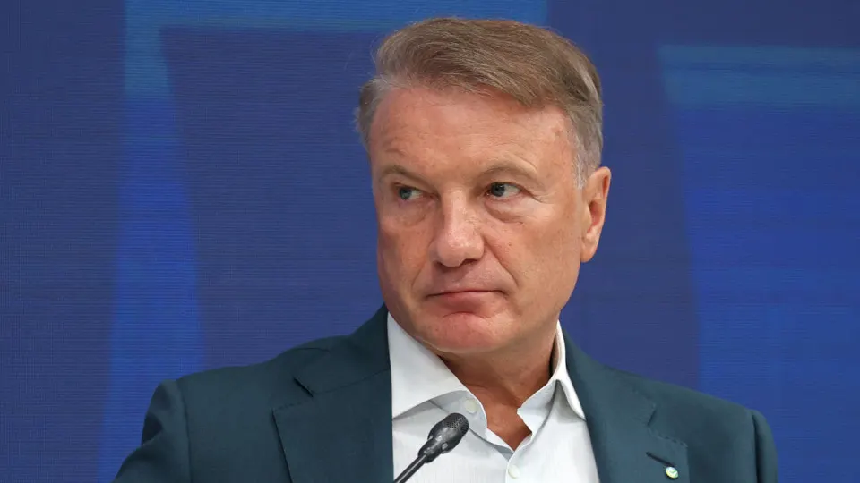 На годовом собрании акционеров глава крупнейшего банка заявил, что основной запрос общества — скорейшее прекращение боевых действий. Опросы фиксируют рекордную долю тех, кто хочет окончания конфликта, а экономическая ситуация вызывает тревогу из‑за высоких ставок.